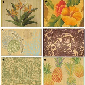 Könnte beinhalten: Set aus sechs rechteckigen Tischsets mit tropischen Designs. Die Designs umfassen Paradiesvögel, Hibiskusblüten, eine Meeresschildkröte, florale Muster und Ananas. Die Tischsets haben eine gewebte Textur und eine natürliche Farbpalette.