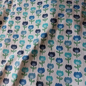 Vintage Skandinavische Blumenmuster Tischdecke, blau Tulpen auf einem weißen Hintergrund.