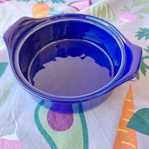 Bowl without cover. Stig Lindberg (1916-1982), Sweden. Marin, Gustavsberg. Diameter: 15 cm