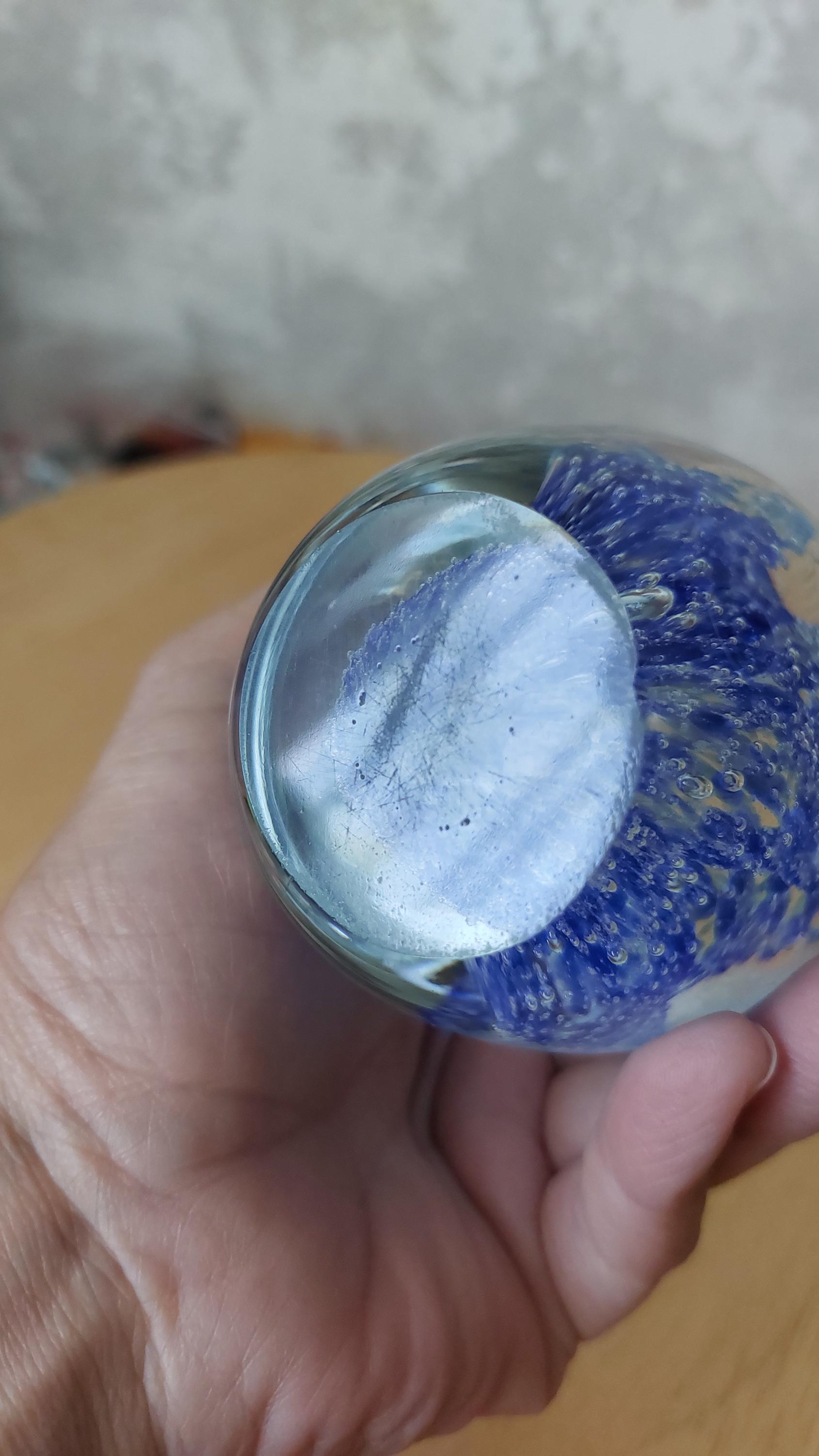 ヴィンテージの吹きガラス製アートペーパーウェイト：青と透明ガラスの