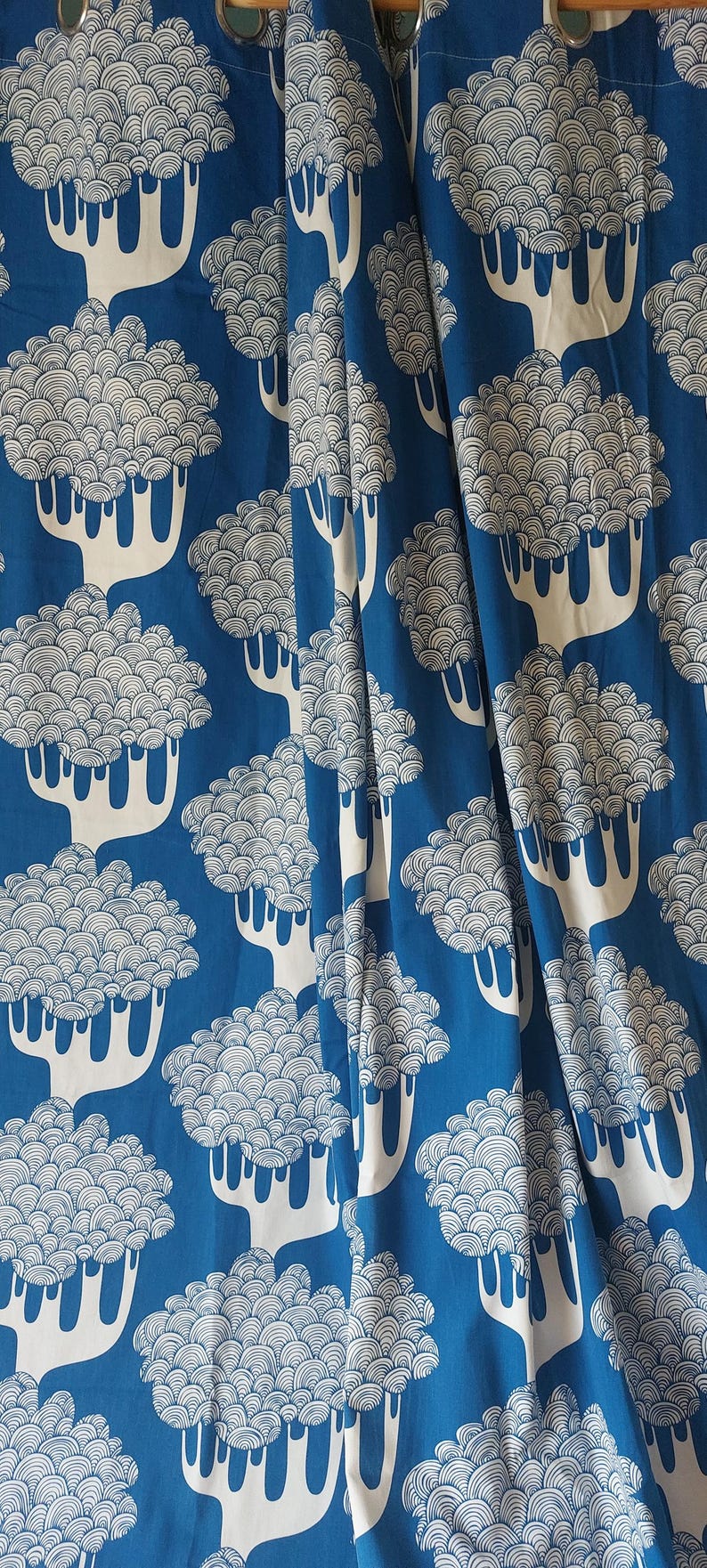 Puede incluir: Tela azul con un patr&oacute;n repetido de &aacute;rboles blancos estilizados. Los &aacute;rboles tienen copas redondeadas y en capas y troncos blancos. Adecuado para cortinas u otros art&iacute;culos para el hogar.