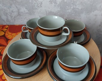 Peut inclure: Ensemble de six tasses à thé et soucoupes vintage avec un motif rayé brun et gris. Les tasses et les soucoupes sont en céramique et ont une finition brillante.