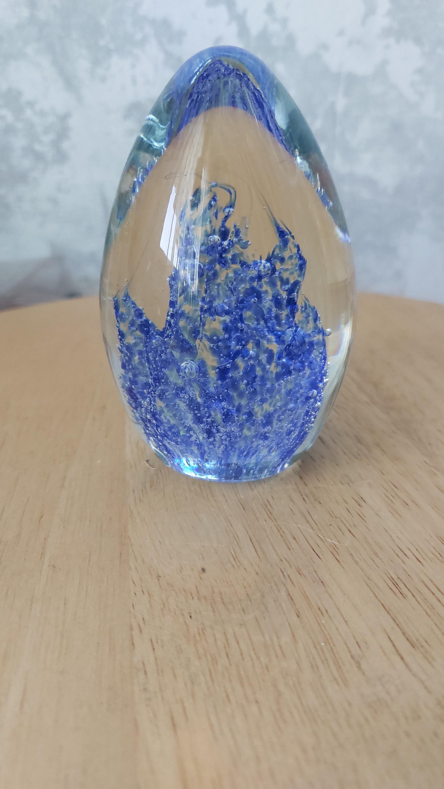 ヴィンテージの吹きガラス製アートペーパーウェイト：青と透明ガラスの