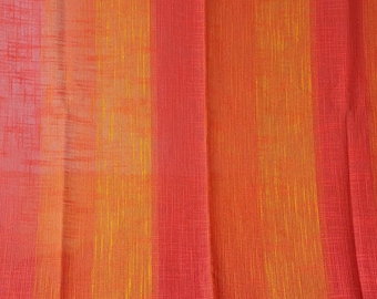 Puede incluir: Primer plano de una tela con rayas verticales en tonos rojos, naranjas y amarillos. La tela tiene un aspecto texturizado, con hilos visibles que crean un efecto tejido. Los colores hacen una transición suave, creando una estética cálida y vibrante.