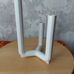 Candelabro blanco con 3 velas, IKEA PS 2017, diseño Henrik Preutz, minimalismo geométrico moderno