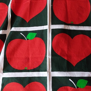 Tessuto vintage con stampa mela e cuore, cotone, anni '60-'70, design scandinavo