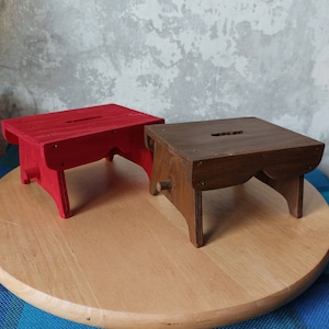 Zwei Miniaturen Vintage Holzhocker, rot und braun, Puppenhaus, Schweden.