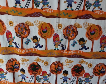 Può includere: Un tessuto bianco con un motivo ripetitivo di bambini che giocano in un bosco. I bambini indossano abiti colorati e sono circondati da alberi, uccelli e farfalle. Il tessuto ha una gamma di colori marrone, arancione e giallo.