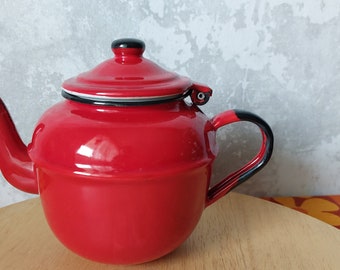 Vintage kleine rote Emaille-Teekanne. Erstaunliche, süße Retro-Dekoration für Ihr Zuhause.