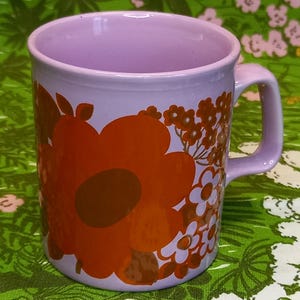 Staffordshire Pottery LTD, tazza con motivi floreali e geometrici, anni '70, realizzata in Inghilterra.
