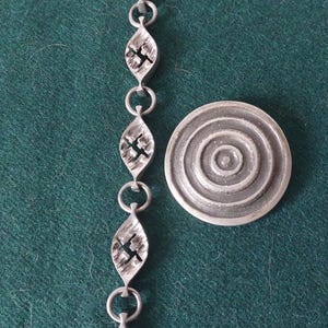 Spilla rotonda vintage in peltro D9 (1954) EF Erik Fransson anni &#39;60 e bracciale in peltro modernista scandinavo