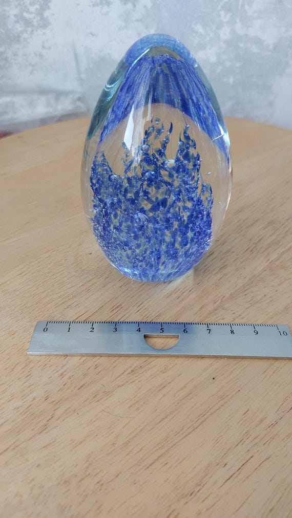 ヴィンテージの吹きガラス製アートペーパーウェイト：青と透明ガラスの