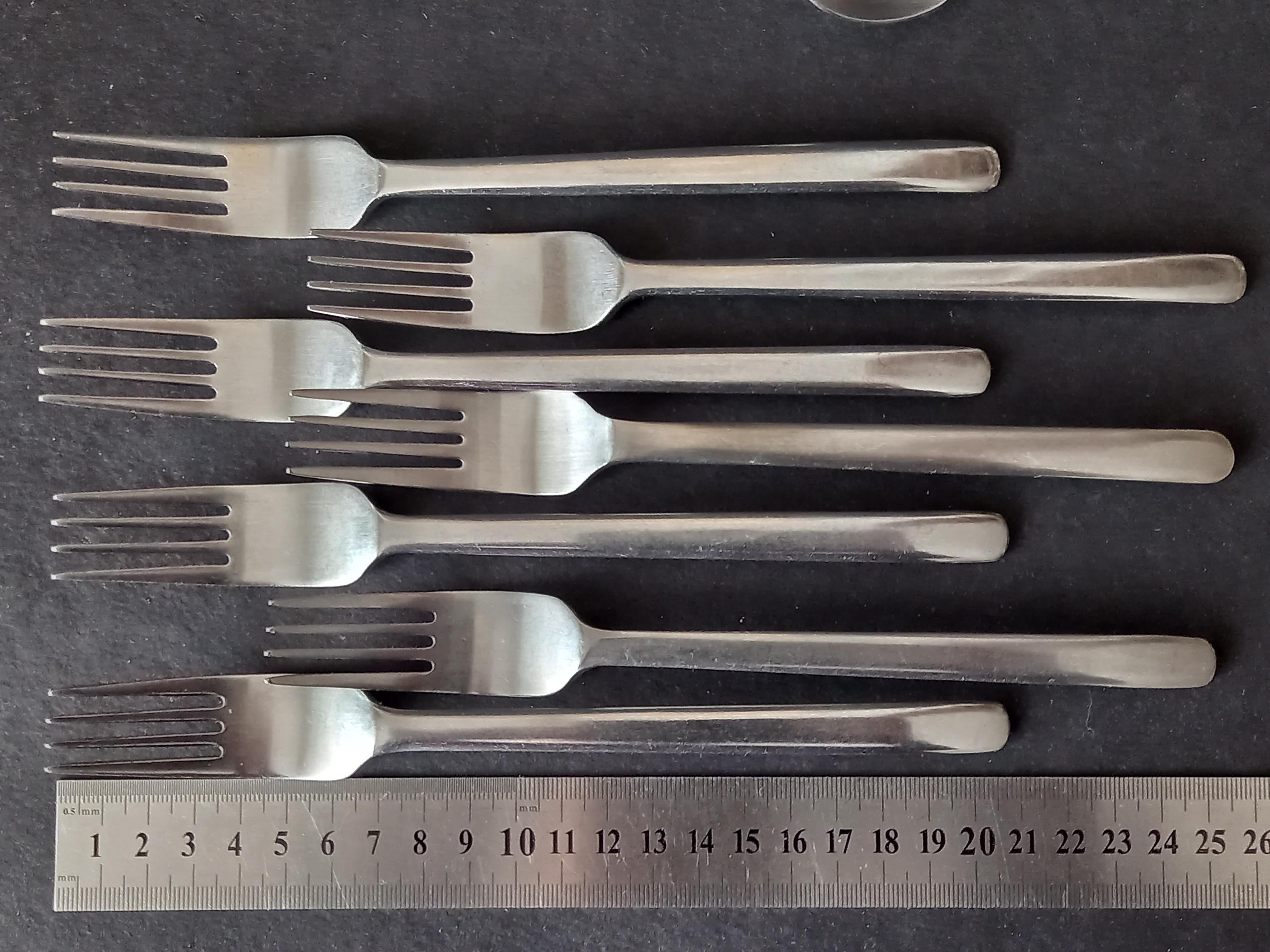 Lot de 24 couverts dorés pour 6 personnes et rangement de couverts, en