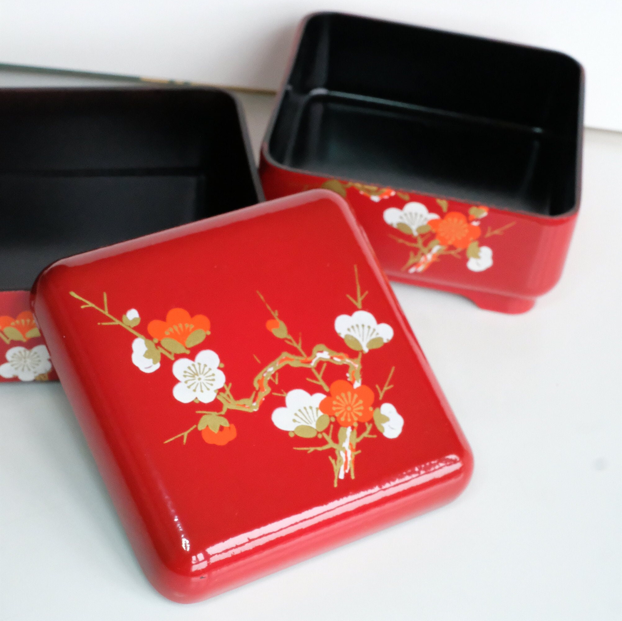 Petite Boîte Japonaise à Niveaux Laquée Rouge avec Décor Floral