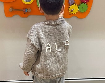 Kinder Personalisierter Name Strickpullover | Warmer gemütlicher Wollpullover für Kleinkinder | Bestickter Name Chunky Wolle Strickjacke