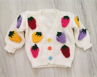 Niños coloridos fresas patrón de punto cardigan suéter / cálido y acogedor cárdigan de punto de fruta de lana para niños pequeños / chaqueta de punto grueso blanco
