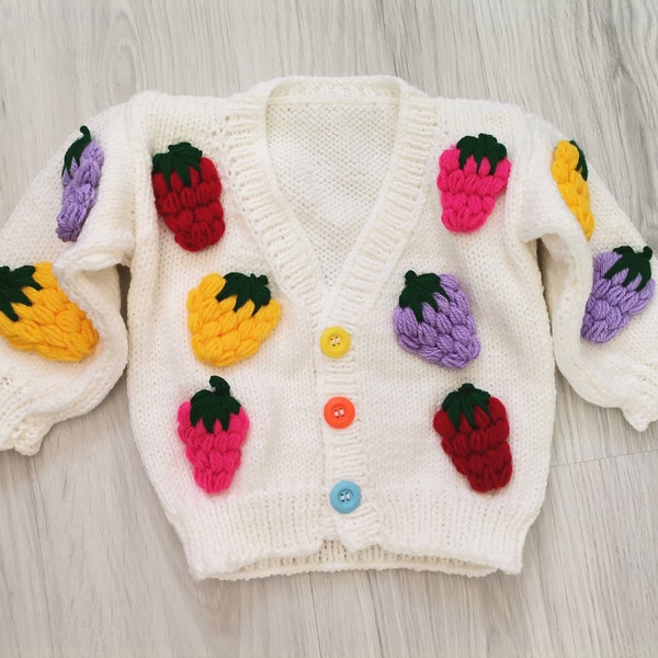 Maglione cardigan con motivo a maglia con fragole colorate per bambini / Cardigan lavorato a maglia con frutta in lana calda e accogliente per i più piccoli / Giacca a maglia grossa bianca