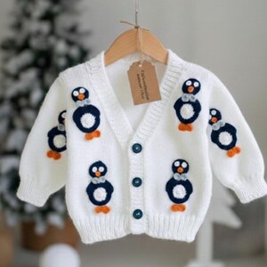 Suéter de bebé con temática invernal de pingüinos, cárdigan de punto con apliques hechos a mano, jersey blanco de lana para niños pequeños
