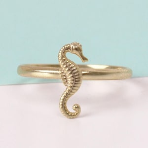 Anillo de caballito de mar en oro macizo de 10 k: joya marina personalizada inspirada en el océano para amantes de la playa.