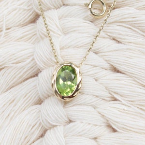 Vintage 14k Gold Oval Peridot Pendant Necklace: August Birthstone