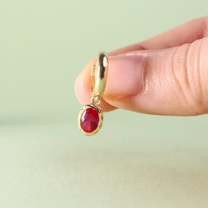 Boucles d'oreilles pendantes en or 14 carats et rubis : pierre de naissance en juillet, style vintage
