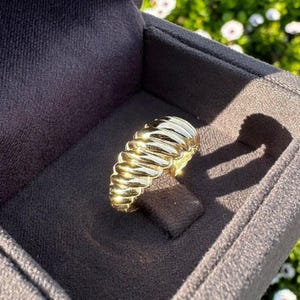 Anillo de croissant de oro macizo de 14 quilates: banda apilable con cúpula gruesa