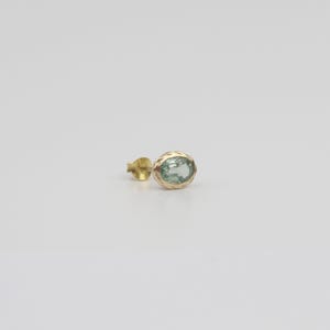 Sierlijke ovale groene saffier 14 kt gouden vintage stijl oorknopjes