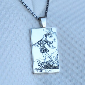 Collier de tarot d’argent le fou, 925K argent sterling le pendentif de carte de tarot du fou, collier de carte de tarot le fou, cadeaux de tarot, bijoux de tarot