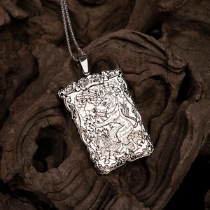 Collier de chevalier de tarot argenté de baguettes, pendentif de carte de tarot de chevalier de baguettes en argent sterling 925K, collier de carte de chevalier de tarot de baguettes