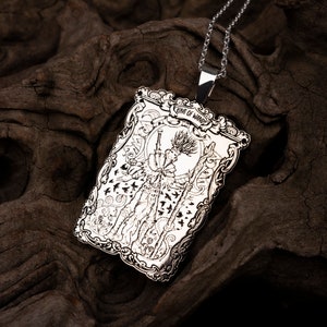 Collier de tarot argenté du roi des baguettes, pendentif de carte de tarot du roi des baguettes en argent sterling 925K, collier de carte du roi des baguettes de tarot