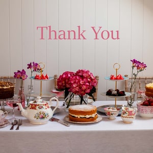 Biglietto di ringraziamento, Afternoon Tea Party. Interno vuoto Dimensioni 5 x 7 pollici (178 x 133 mm) Questo biglietto è dotato di busta ed è avvolto in cellophane.