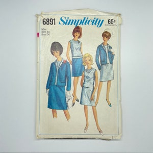Op de afbeelding: Simplicity naaipatroon nummer 6891 voor een jurk en een jas. Het patroon is voor een meisje maat 14 met een borstomvang van 86 cm. Het patroon toont vier vrouwen die verschillende variaties van de jurk en de jas dragen. De jurk en de jas zijn blauw-wit geruit.