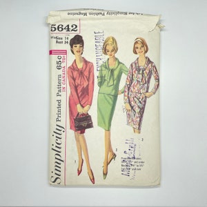 Peut inclure: Patron de couture vintage Simplicity numéro 5642 pour une robe. Le patron est pour un tour de poitrine de 90 cm et comprend trois styles différents. Le patron est imprimé sur du papier blanc avec un motif rose, vert et floral.