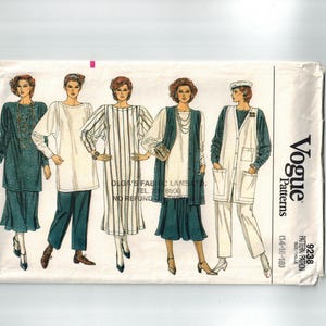 Puede incluir: Sobre de patrón de costura Vogue Patterns con ilustraciones de diseños de ropa de mujer. Los diseños incluyen vestidos, túnicas y un chaleco largo. El sobre tiene el logotipo de Vogue Patterns y el texto "DLG'S FABRIC LANS TEL 8900 NO REFUND".