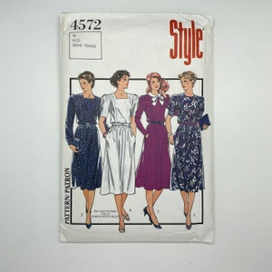 Peut inclure: Patron de couture vintage pour une robe, présentant quatre styles différents. Le patron est pour les tailles 14, 16, 18 et 20. Le patron s'appelle "Style" et porte le numéro 4572.