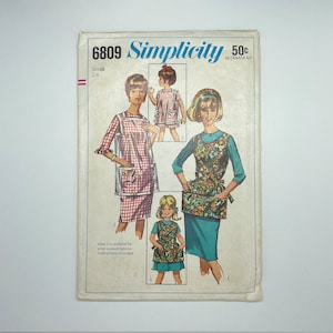 May include: Simplicity sewing pattern number 6809 for a small size apron. The pattern includes three different views of the apron, one with a checkered pattern, one with a floral pattern, and one with a solid colour. The pattern is suitable for vinyl coated fabrics.