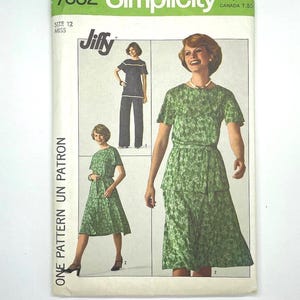 Op de afbeelding: Simplicity naaipatroon 7832, maat 12 Miss. Het patroon toont een groene bloemenjurk en een marineblauwe top en broek set. De omslag bevat de tekst "Jiffy" en "One Pattern Un Patron".