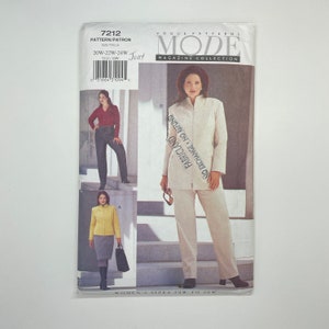 Könnte beinhalten: Ein Schnittmuster für eine Jacke und eine Hose. Das Schnittmuster ist für die Größen 14W bis 30W. Das Schnittmuster stammt von Vogue Patterns und ist Teil der Mode Magazine Collection. Die Schnittmuster-Nummer ist 7212.