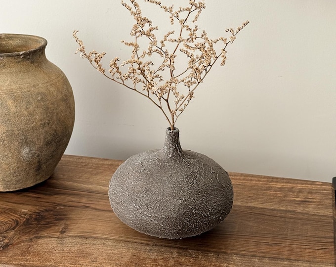 Rustikale runde Vintage-Keramikvase mit gealtertem Look, organische Wabi-Sabi-Keramik, dunkle Erdtöne, handgefertigte braune texturierte Bud-Vase, Wohnkultur