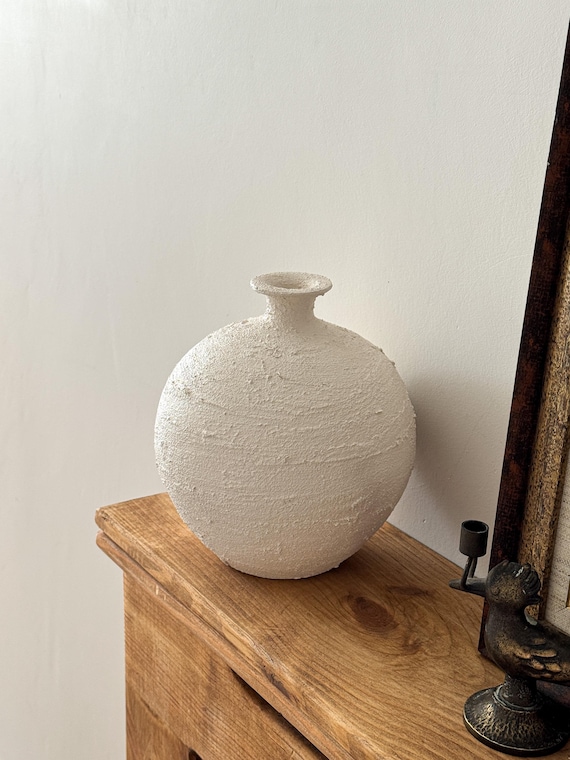 ミニマリストな白い質感の陶器の花瓶：手作りの丸い素朴な陶器の侘び