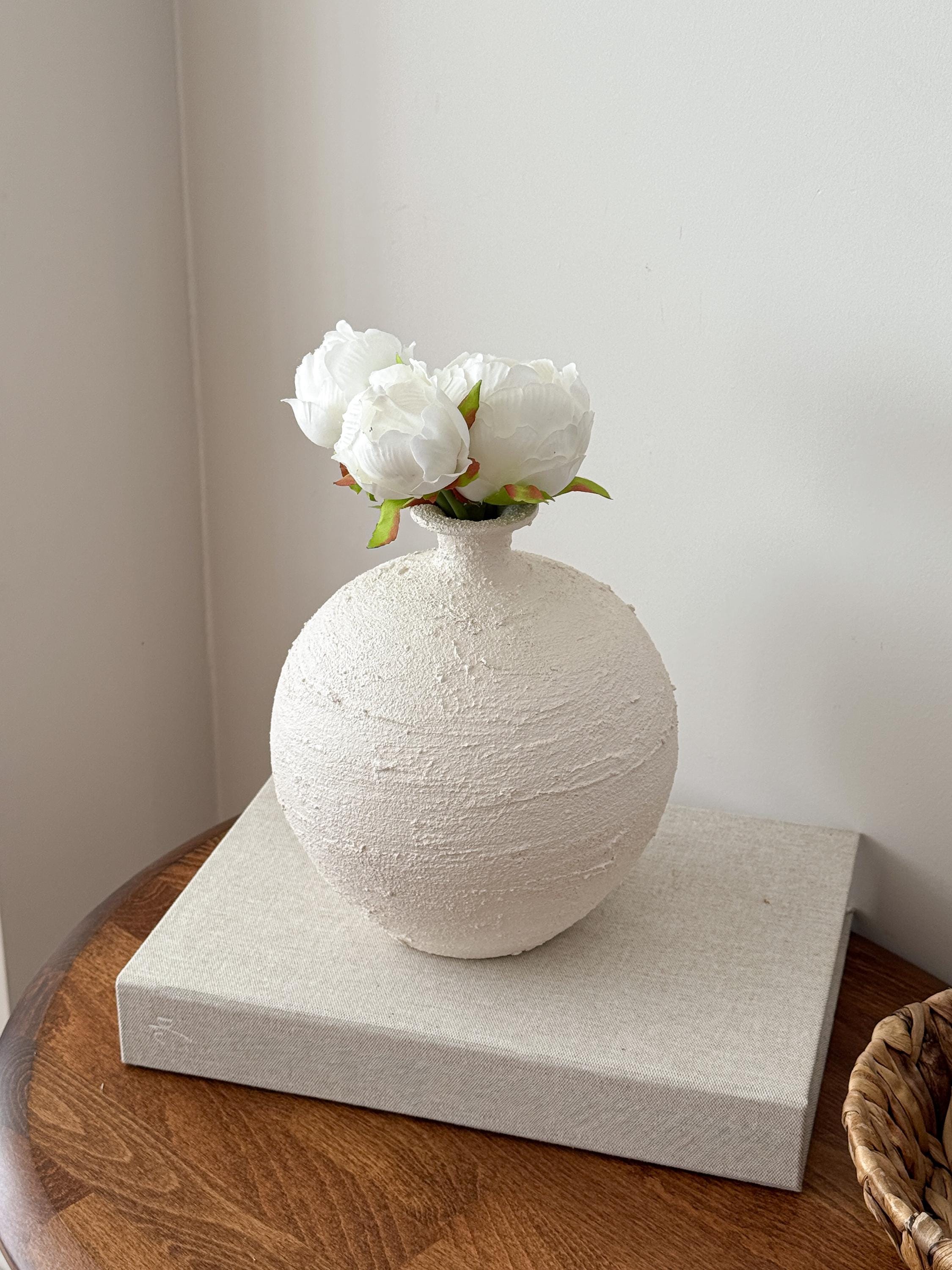 ミニマリストな白い質感の陶器の花瓶：手作りの丸い素朴な陶器の侘び