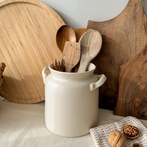 Beige keramische gebruiksvoorwerphouder, keukenkruik, minimalistische keramische vaas, lepelhouder met handvat, handgemaakte servieskruik, housewarmingcadeau