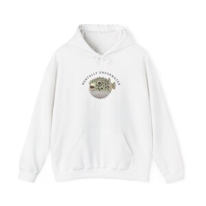 Könnte beinhalten: Weißer Kapuzenpullover mit Fronttasche und Kordelzug. Der Pullover zeigt eine Grafik eines Kugelfisches mit dem Text "MENTALLY UNDERWATER" in einem kreisförmigen Design darüber.