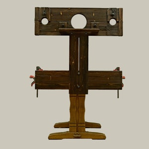 Pode incluir: Um tronco de madeira de estilo medieval, com acabamento marrom escuro. O tronco tem dois buracos para a cabeça e as mãos, e uma plataforma de madeira para os pés. O tronco é feito de madeira bruta e tem um aspecto rústico.