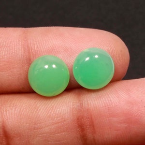Paar prachtige natuurlijke ronde chrysopraaskralen voor oorknopjes Stralende harmonie Natuurlijke ronde chrysopraaskralen voor rust en stijl