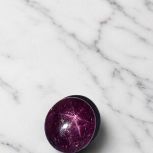 Natuurlijke sterrobijn cabochon, onbehandelde en losse robijn edelsteen, cabochon, cabochons met paarse ster