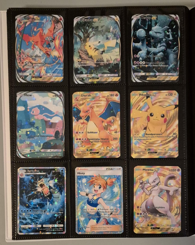 K&ouml;nnte beinhalten: Eine Sammlung von neun Pok&eacute;mon-Sammelkarten in einem Ordner. Die Karten zeigen verschiedene Charaktere, darunter Glurak, Pikachu und Mewtu, mit leuchtenden Farben und holografischen Effekten. Die Karten befinden sich in Schutzh&uuml;llen.