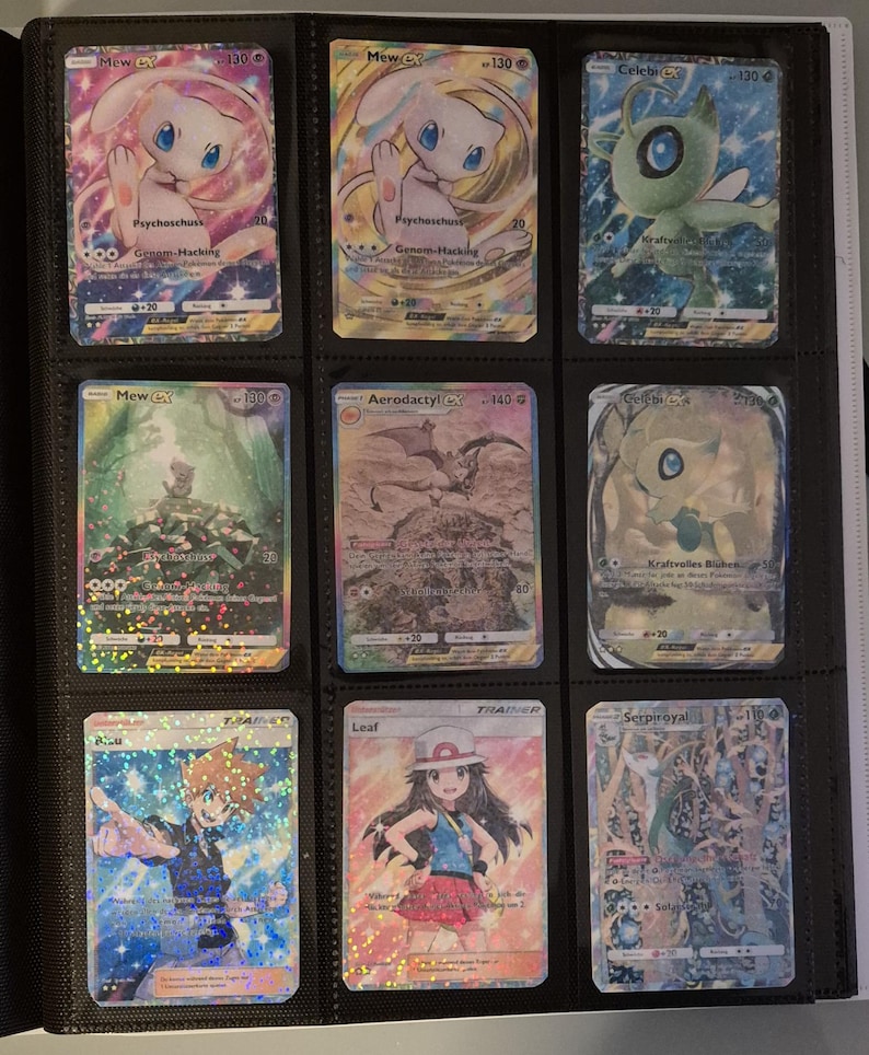K&ouml;nnte beinhalten: Neun Pok&eacute;mon-Sammelkarten in einem schwarzen Ordner. Die Karten zeigen verschiedene Charaktere, darunter Mew, Celebi und Aerodactyl, mit holografischen und Folienakzenten. Jede Karte hat einen Charakternamen, KP und Angriffsdetails.