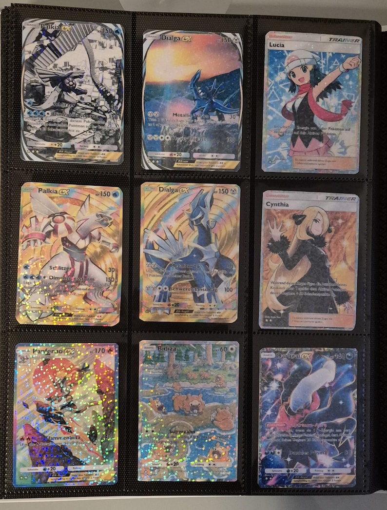 K&ouml;nnte beinhalten: Neun Pok&eacute;mon-Sammelkarten in einem Ordner. Die Karten zeigen verschiedene Charaktere und Kreaturen mit leuchtenden Farben und holografischen Effekten. Einige Karten zeigen Charakternamen wie Dialga, Palkia und Cynthia, mit Text und Zahlen.