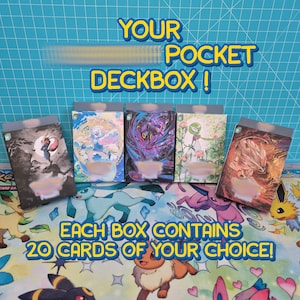 Könnte beinhalten: Fünf illustrierte Kartenboxen mit verschiedenen Designs, darunter ein Drache und ein Blumendesign. Auf den Boxen steht "YOUR POCKET DECKBOX!" und "EACH BOX CONTAINS 20 CARDS OF YOUR CHOICE!". Die Boxen liegen auf einer gemusterten Oberfläche.